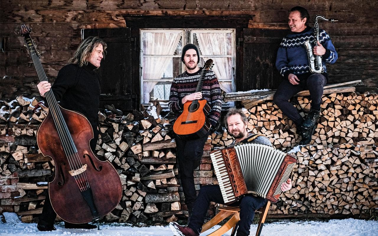 Quadro Nuevo - December